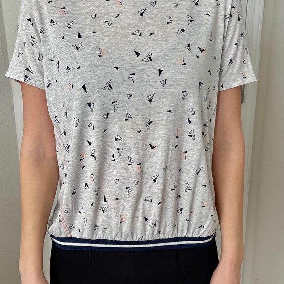 Very nice viscose top with a small pattern and elastic at the bottom - Picture 2 of 8